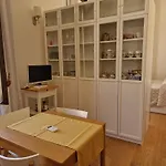 Five Roses Studio Flat